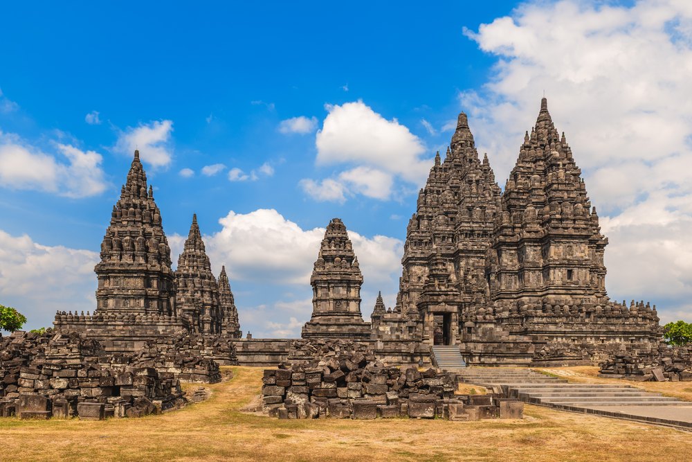 Hinduistyczne wieże świątyń Prambanan na wschód od Yogyakarty