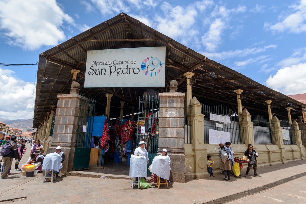 Wejście do targu San Pedro w Cusco z napisem Mercado Central de San Pedro