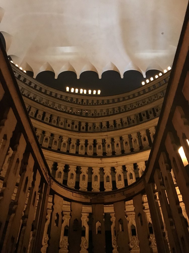 Drewniane, owalne galerie teatru anatomicznego z 1595 roku w Palazzo del Bo, widok z dołu
