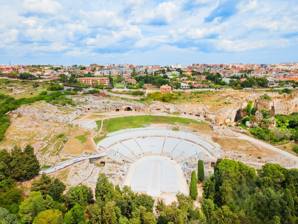 Teatr Grecki w Parku Archeologicznym Neapolis w Syrakuzach z lotu ptaka, wśród drzew