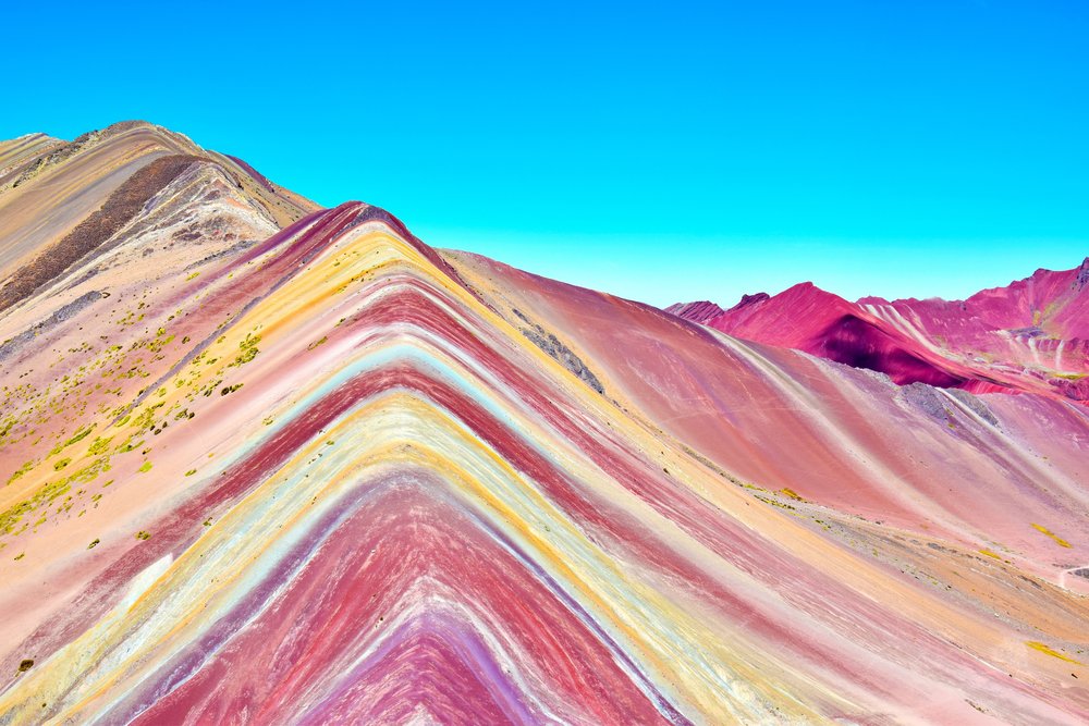 Kolorowe pasy skał na Tęczowej Górze Vinicunca w regionie Cusco