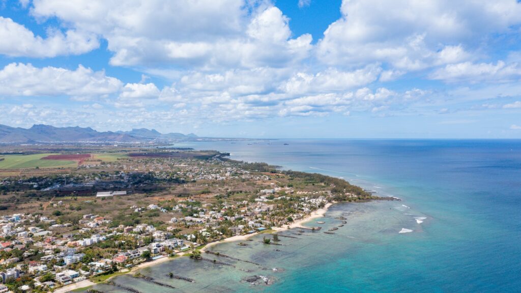 Trou aux Biches i laguna za rafą z lotu ptaka, północno-zachodni Mauritius