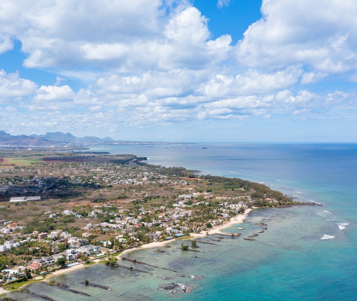 Trou aux Biches i laguna za rafą z lotu ptaka, północno-zachodni Mauritius