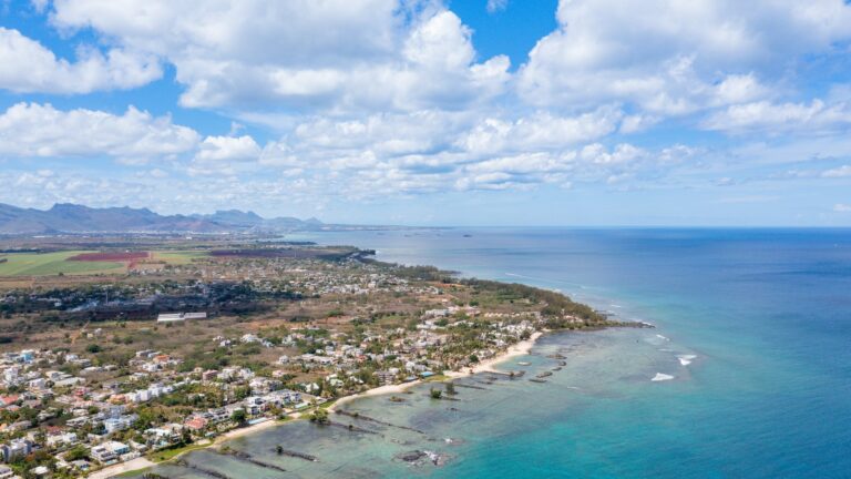 Trou aux Biches i laguna za rafą z lotu ptaka, północno-zachodni Mauritius
