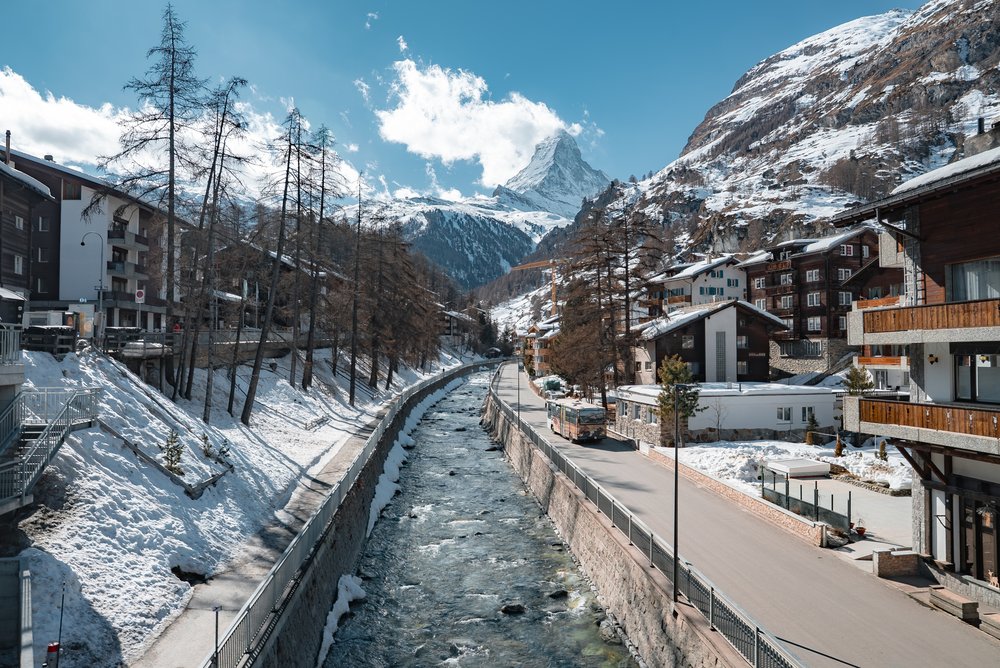 Ulica nad potokiem Vispa w Zermatt zimą z widokiem na Matterhorn
