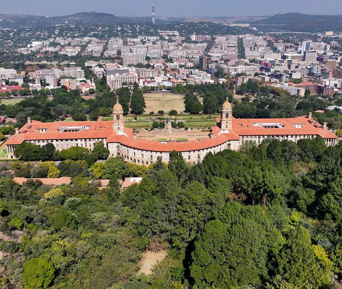 Union Buildings w Pretorii z lotu ptaka, za nimi miasto