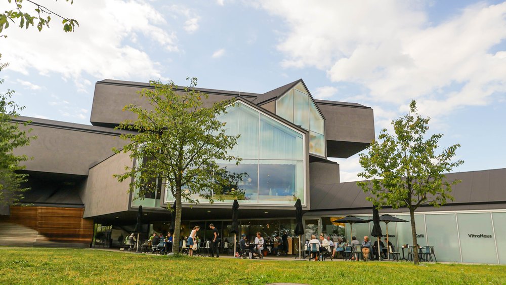 Budynek VitraHaus z dachami w kształcie domów na Vitra Campus w Weil am Rhein