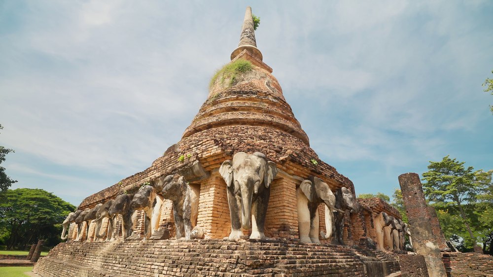 Chedi Wat Chang Lom z posągami słoni w parku historycznym Si Satchanalai