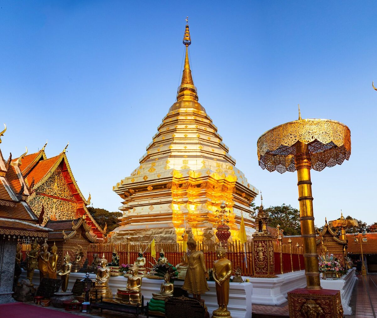 Złota chedi i wiharny na dziedzińcu Wat Phra That Doi Suthep pod Chiang Mai