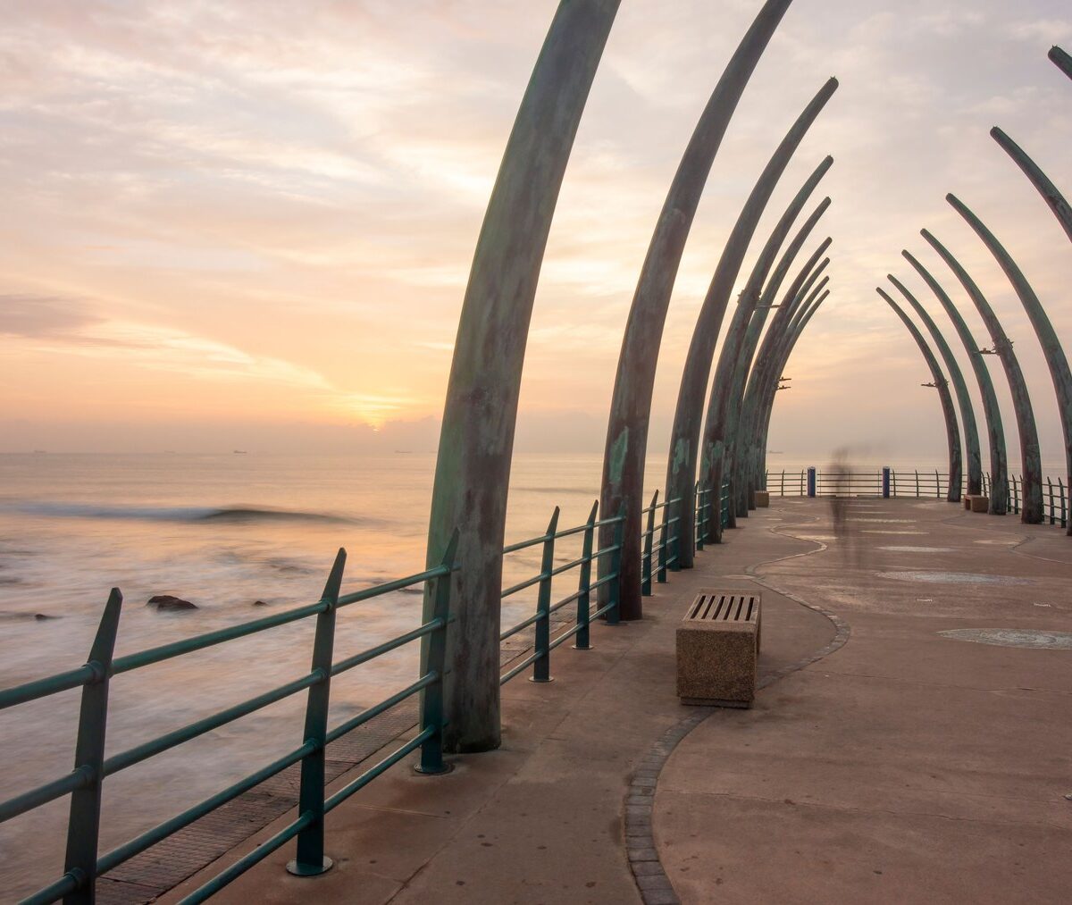 Łuki molo Whalebone Pier w Umhlandze o zachodzie słońca