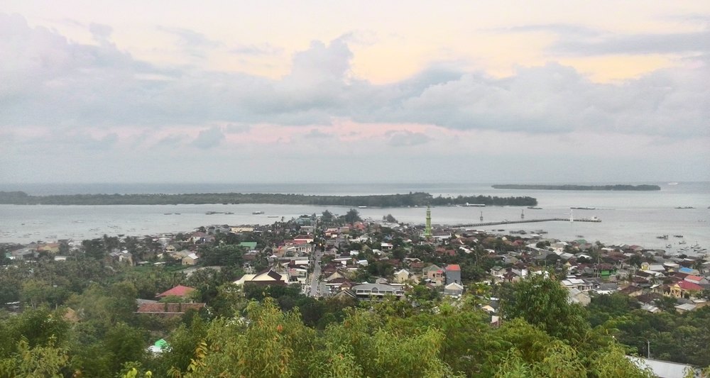 Wieś Karimunjawa i morze o poranku widziane ze wzgórza Bukit Joko Tuwo