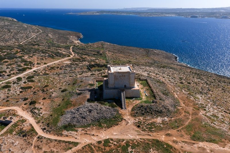Wieża Santa Marija na skalistym płaskowyżu Comino nad cieśniną, widok z lotu ptaka