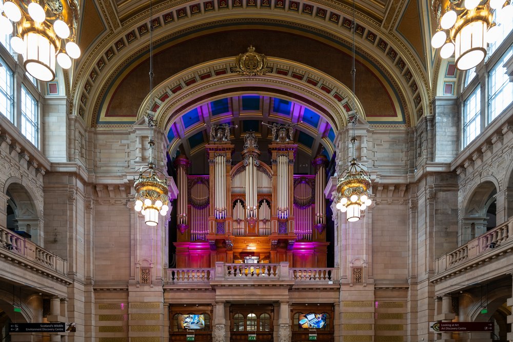 Organy i żyrandole w głównej sali Kelvingrove Art Gallery and Museum w Glasgow