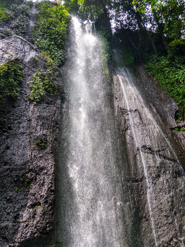 Wodospad Curug Nangka spadający po skalnej ścianie u stóp Gunung Salak koło Bogoru