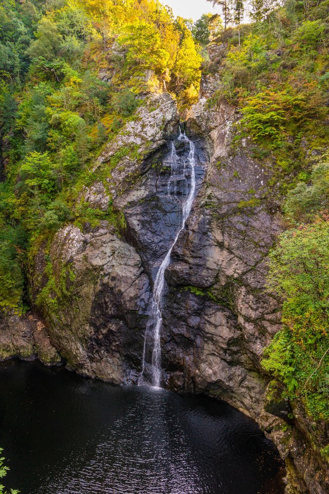 Wodospad Falls of Foyers spadający w skalny wąwóz wśród jesiennych drzew