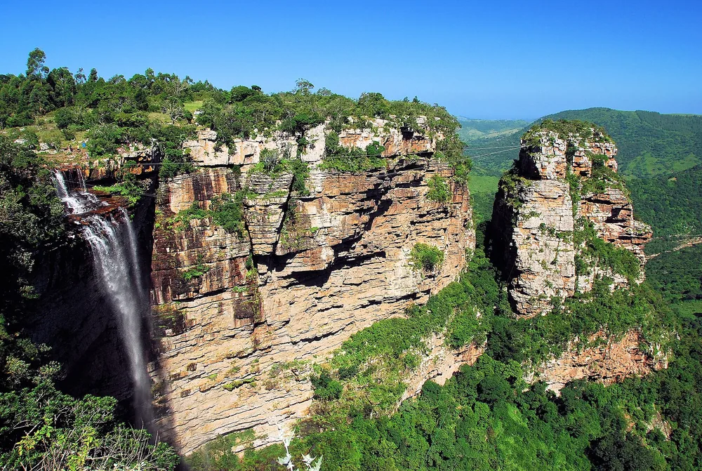 Wodospad i piaskowcowe klify wąwozu Oribi Gorge z turnią Baboon's Castle