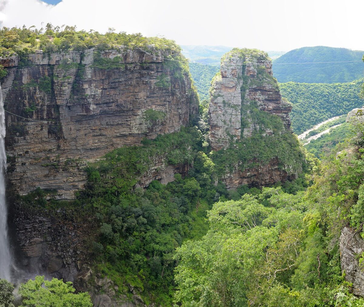 Wodospad Lehr's Falls spadający do porośniętego lasem wąwozu Oribi Gorge