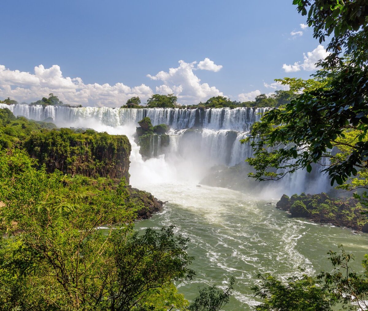 Wodospady Iguazú wśród lasu deszczowego, widok ze strony argentyńskiej