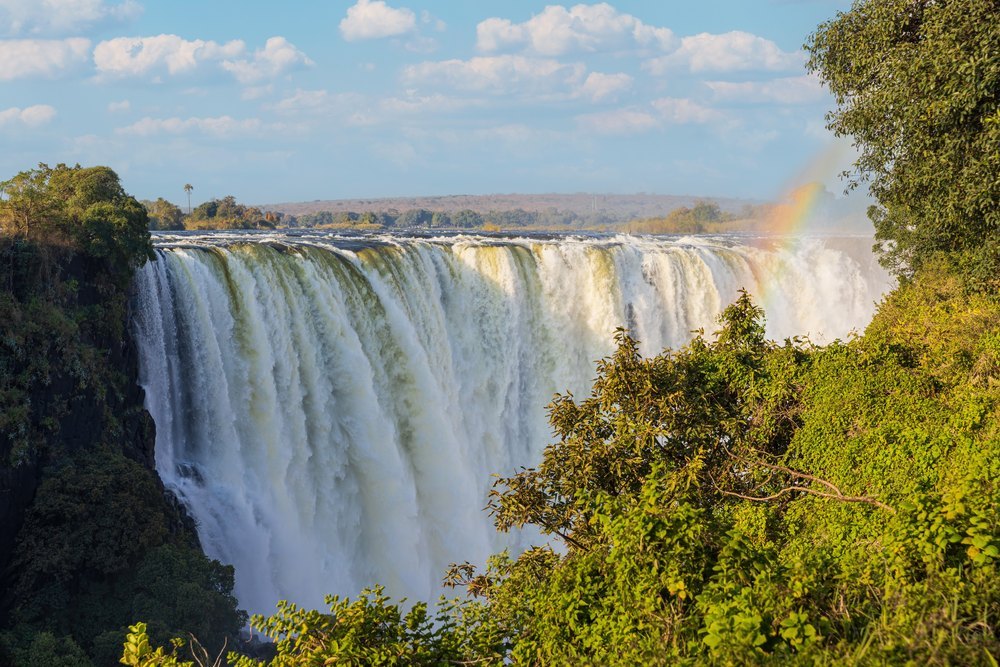 Wodospady Wiktorii z tęczą nad progiem, widziane ze strony Zimbabwe