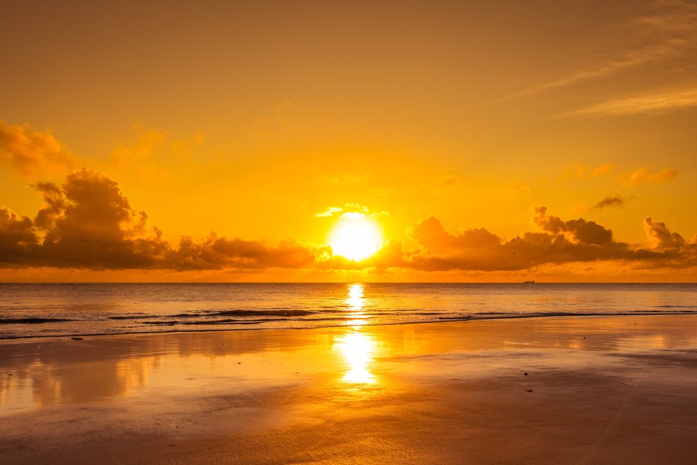 Wschód słońca nad Oceanem Indyjskim na plaży Diani Beach