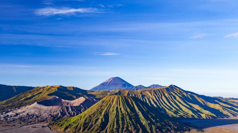Wulkany Bromo, Batok i Semeru nad kalderą Tengger we wschodniej Jawie