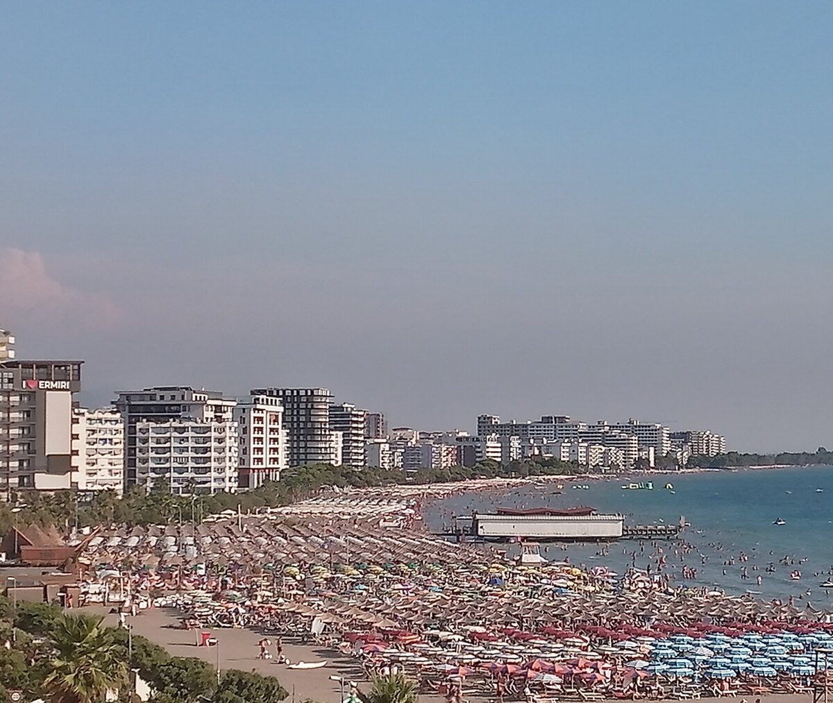 Hotele i pas parasoli na plaży w Shëngjin nad Adriatykiem