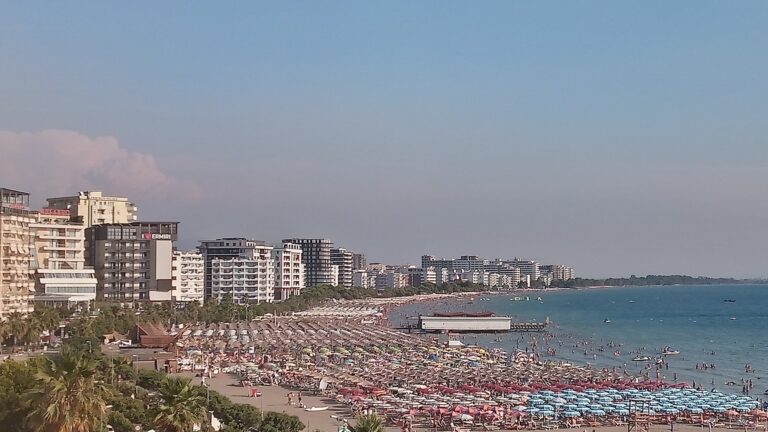 Hotele i pas parasoli na plaży w Shëngjin nad Adriatykiem