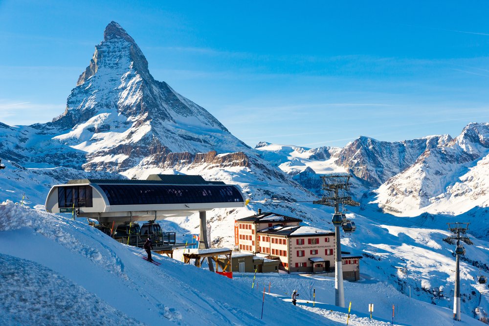 Stacja wyciągu krzesełkowego na stoku pod Matterhornem w ośrodku Zermatt