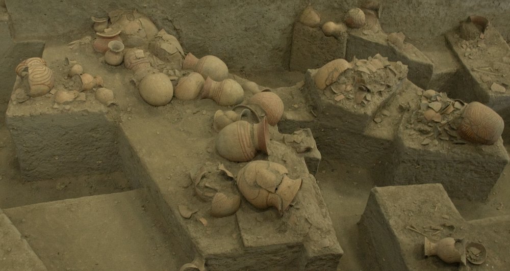Odsłonięte groby i naczynia z epoki brązu na stanowisku archeologicznym Ban Chiang
