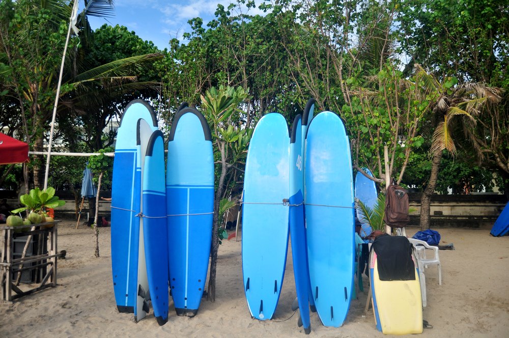 Wypożyczalnia desek surfingowych na plaży Kuta na Bali