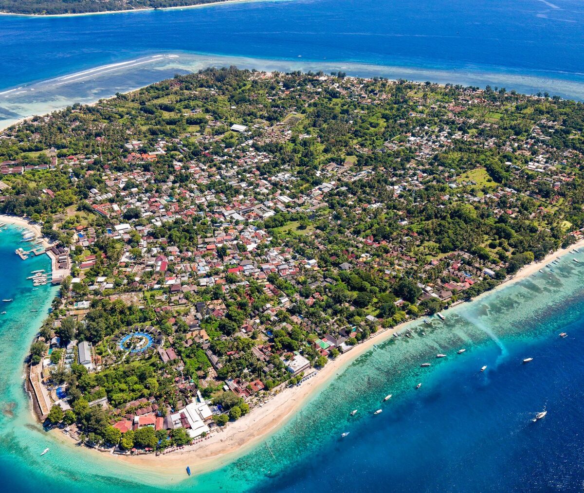 Wyspa Gili Air otoczona rafą koralową, widok z lotu ptaka