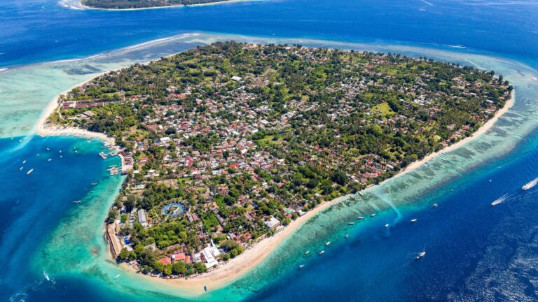 Wyspa Gili Air otoczona rafą koralową, widok z lotu ptaka