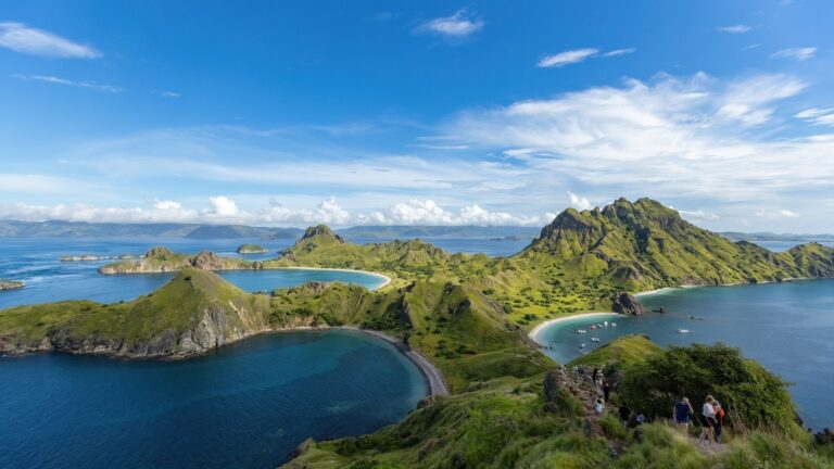 Zatoki wyspy Padar widziane z grzbietu w Parku Narodowym Komodo