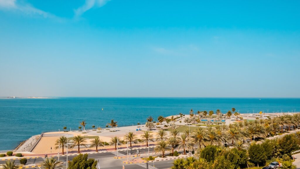 Promenada z palmami na wyspach Al Marjan nad Zatoką Perską w Ras al-Chajmie