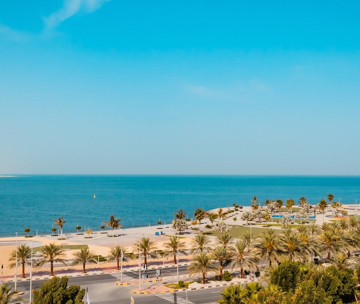 Promenada z palmami na wyspach Al Marjan nad Zatoką Perską w Ras al-Chajmie