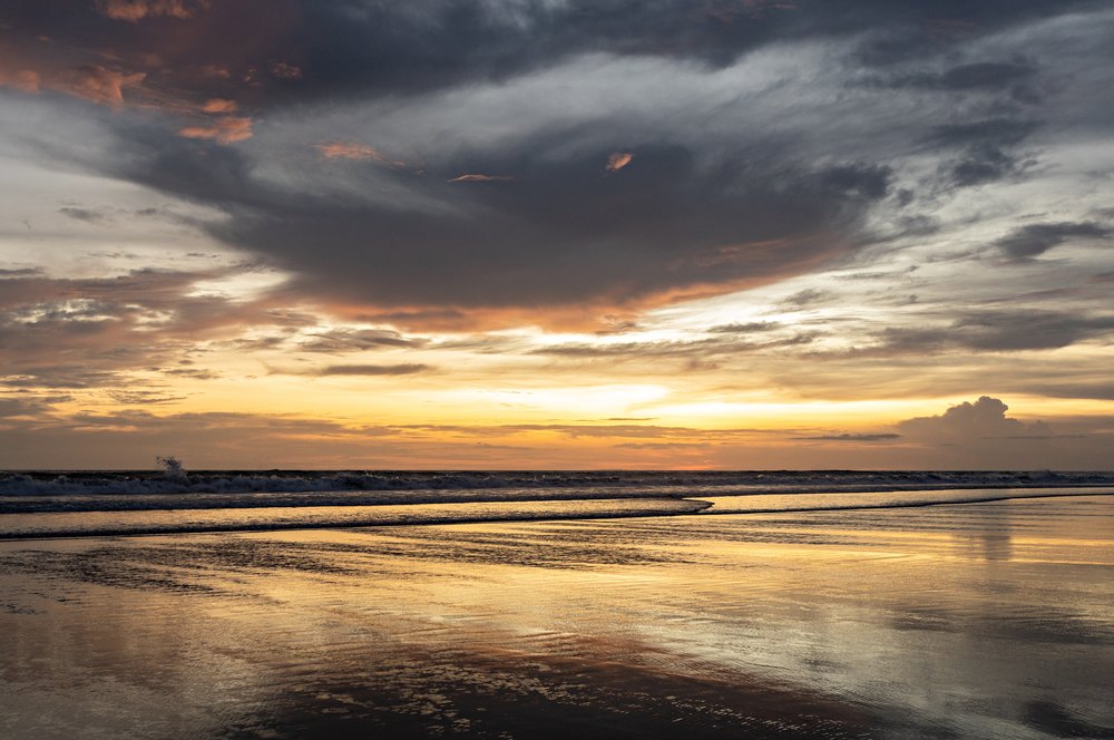Zachód słońca nad plażą Legian, przedłużeniem plaży Kuty na Bali