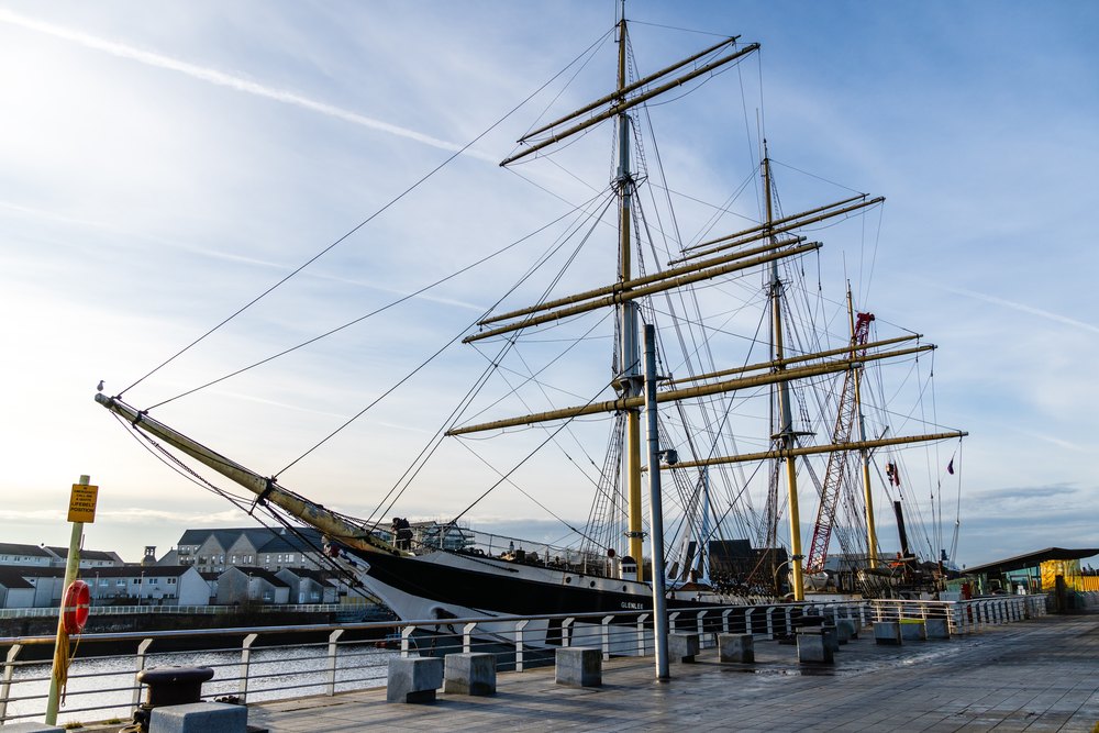 Trójmasztowy żaglowiec Glenlee zacumowany przy nabrzeżu rzeki Clyde w Glasgow