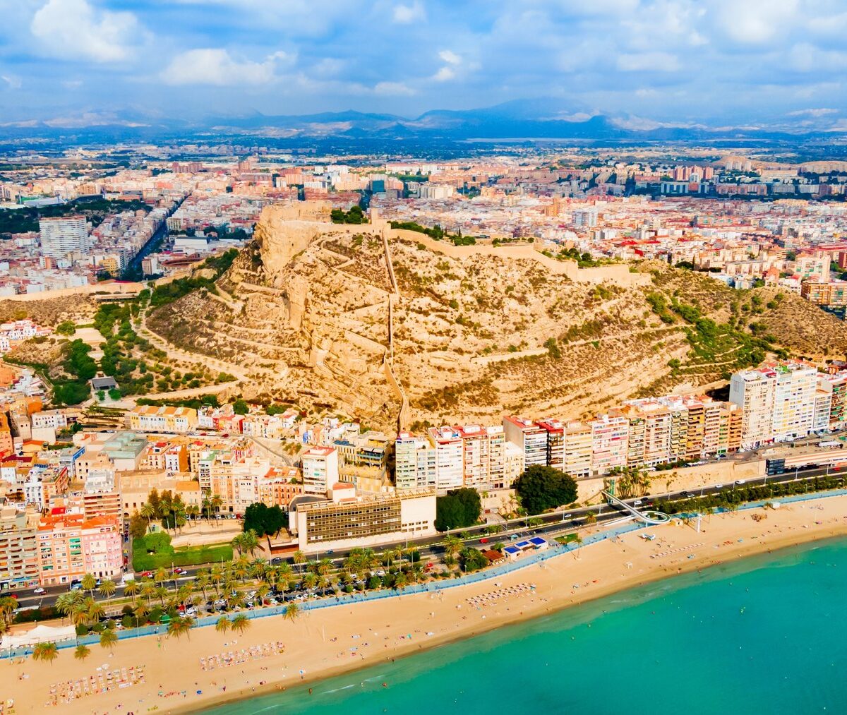 Góra Benacantil z zamkiem Santa Bárbara nad plażą Postiguet w Alicante, widok z lotu ptaka