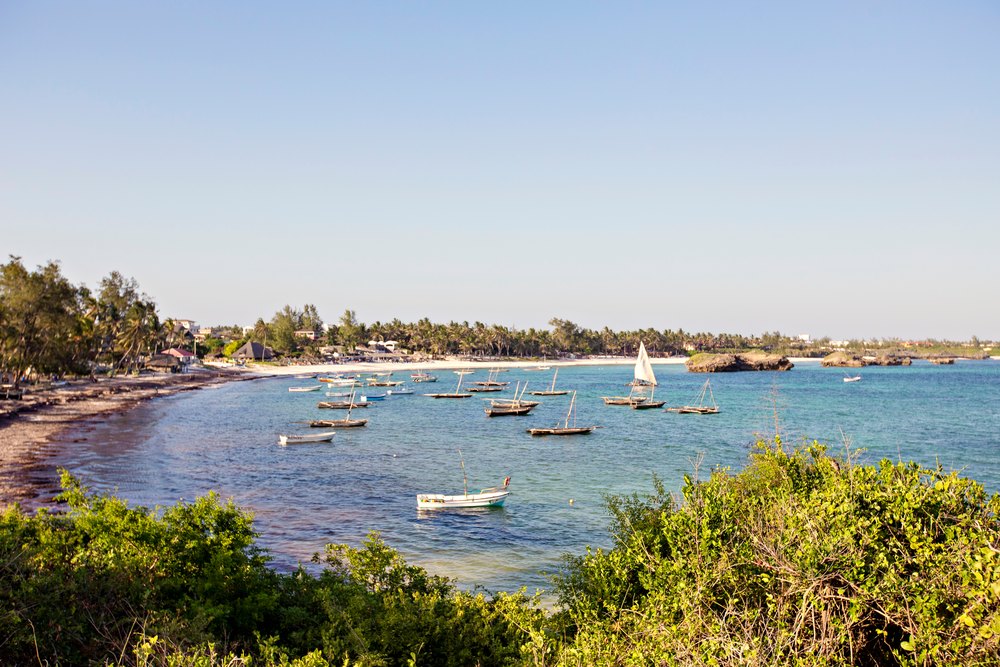 Łodzie i żaglówka w zatoce Blue Bay w Watamu