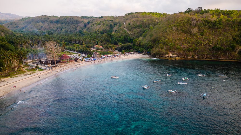 Zatoka Crystal Bay z plażą i łodziami na kotwicy, z lotu ptaka