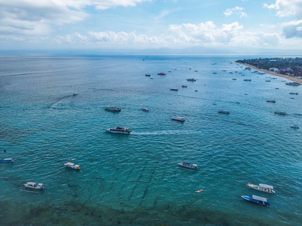Łodzie na kotwicy w zatoce przy przystani Jungut Batu na Nusa Lembongan, z lotu ptaka