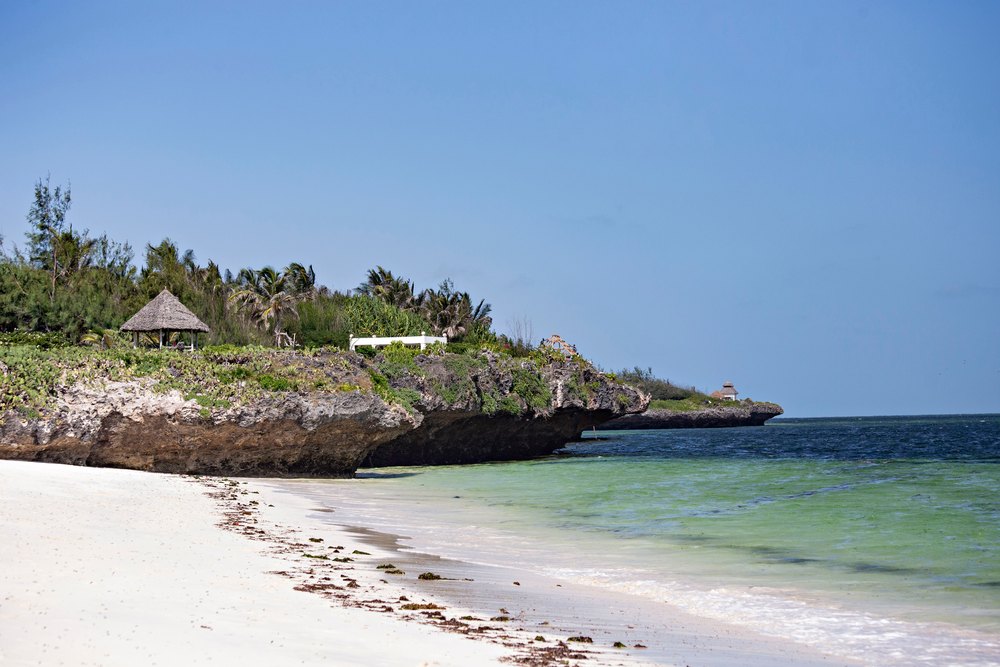 Koralowy cypel i biała plaża w zatoce Papa Remo w Watamu