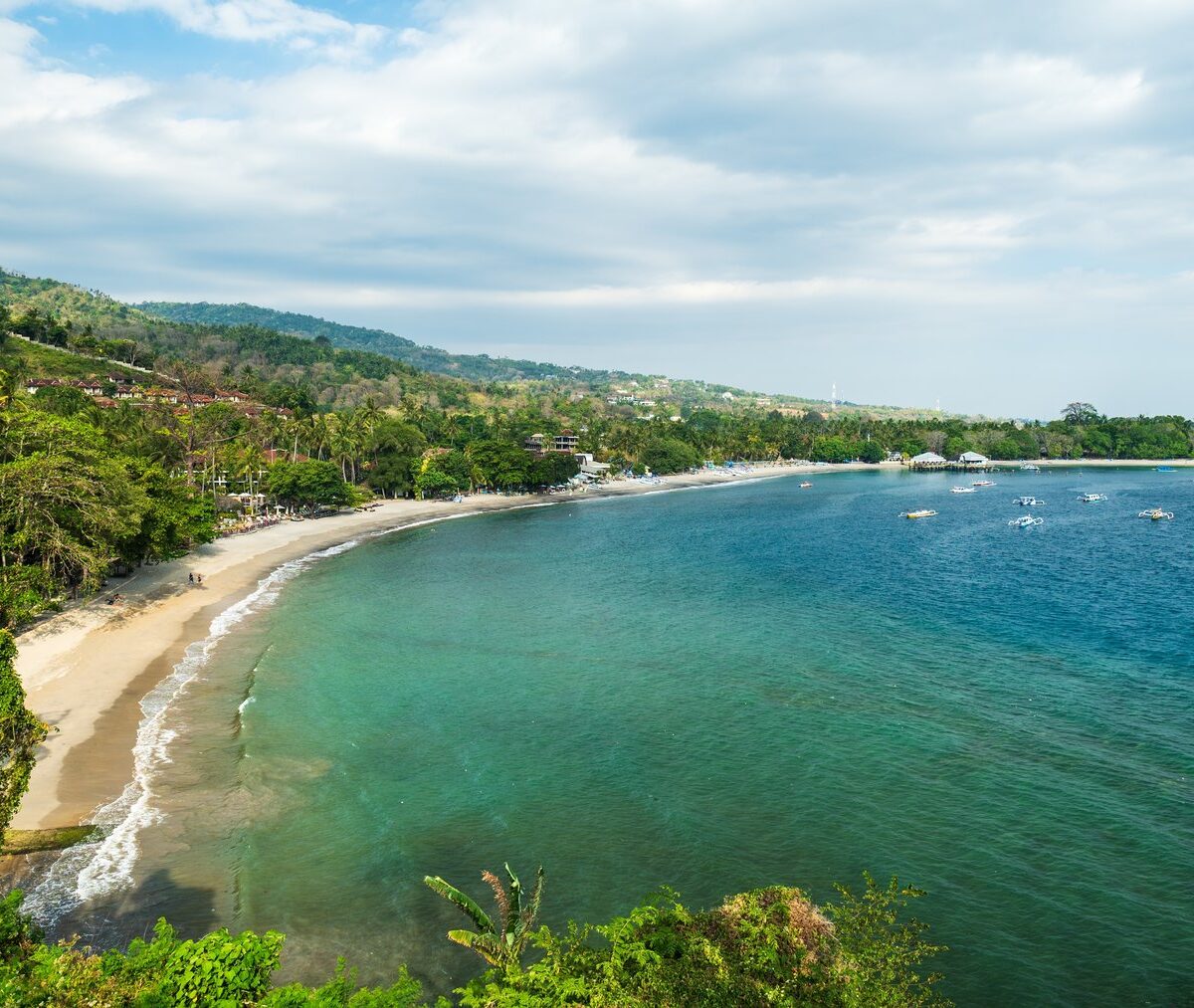 Zatoka Senggigi na zachodnim wybrzeżu Lomboku z plażą i łodziami