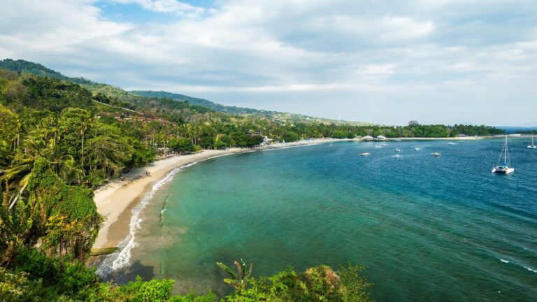 Zatoka Senggigi na zachodnim wybrzeżu Lomboku z plażą i łodziami