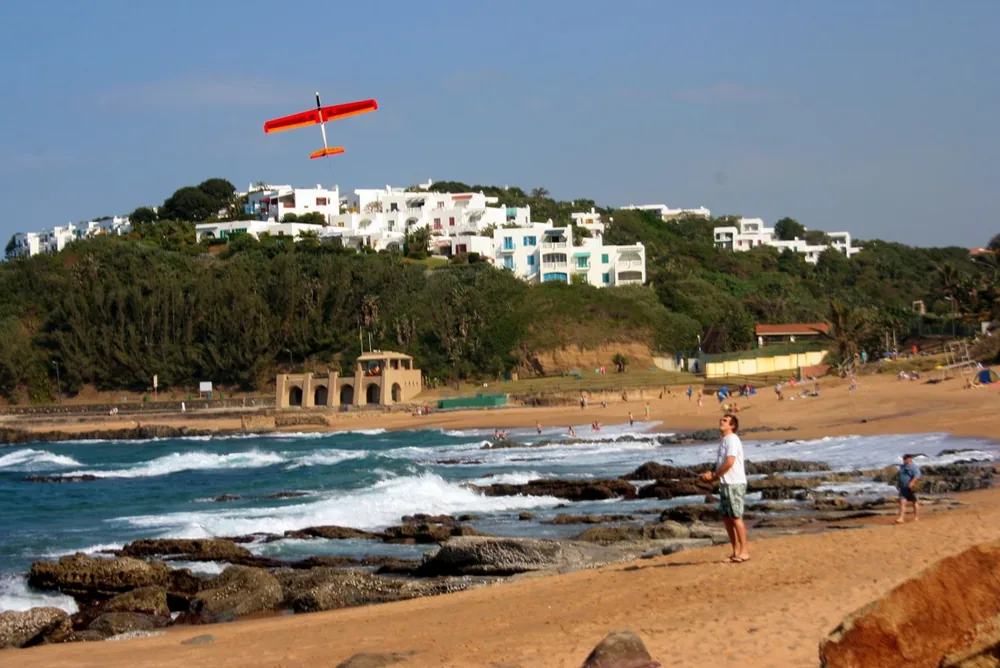 Plaża w zatoce Thompson's Bay w Ballito, na wzgórzu białe domy