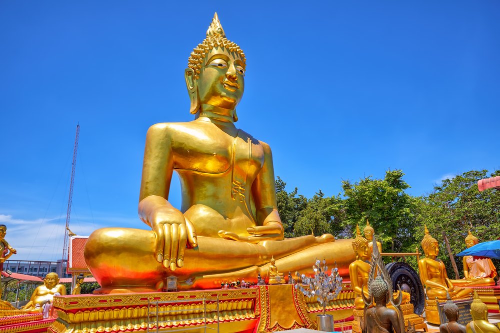 Złoty posąg Buddy w świątyni Wat Phra Yai na wzgórzu Phra Tamnak w Pattayi